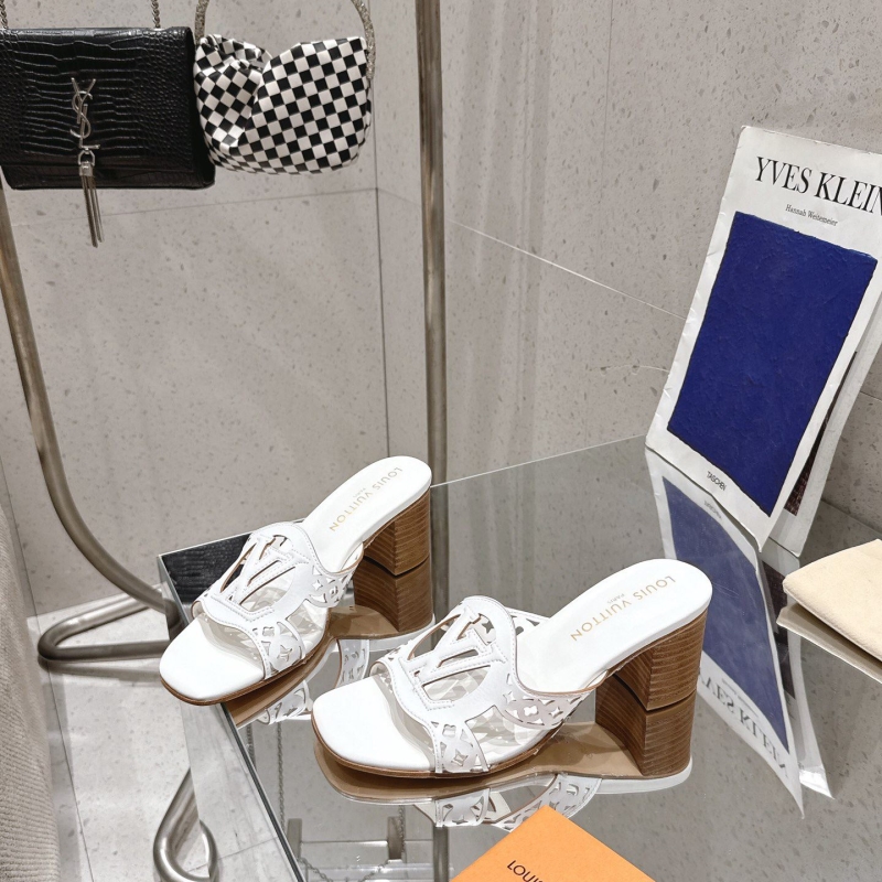 l0vis Vvtt0n slippers